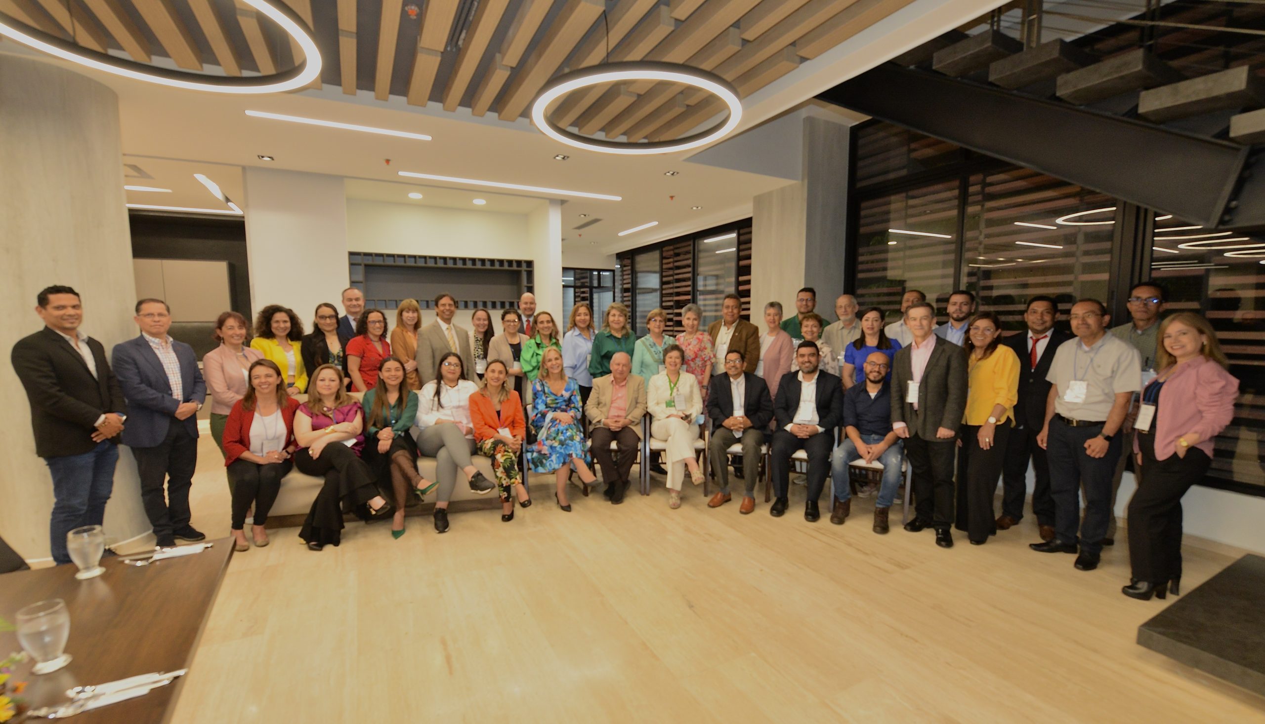 Delegados de las instituciones miembro reunidos en un congreso de la Red