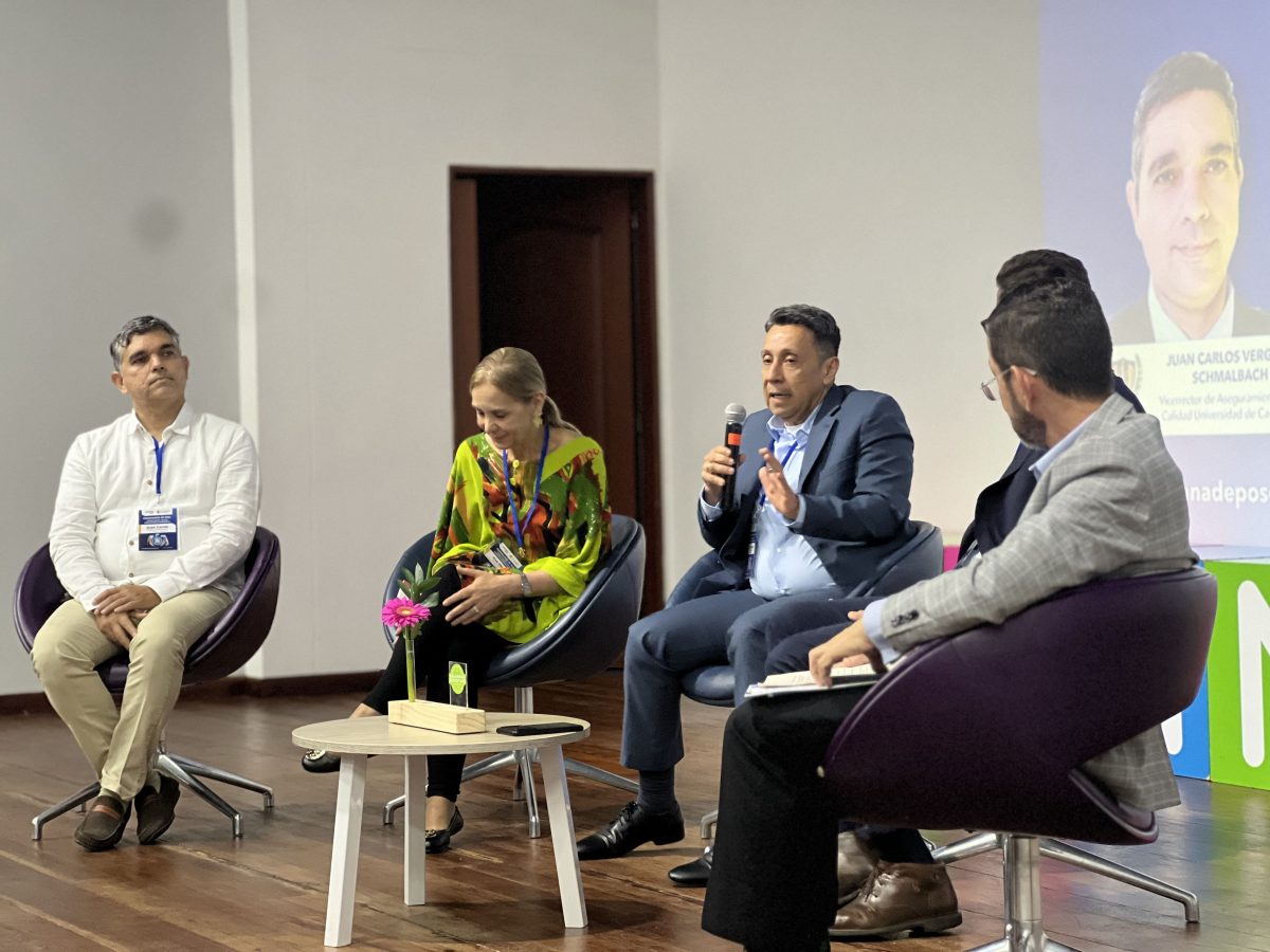 Panel del Congreso 2025 en el auditorio de Areandina, Pereira