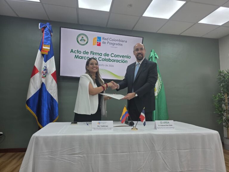 Firma de convenio con UTESA
