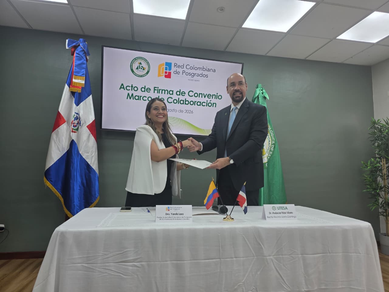 Yarelis Lara, presidenta de la Red, y Huáscar Frías Vilorio, rector del Recinto Santo Domingo de UTESA, en el acto de firma