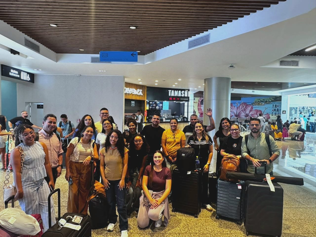 Delegación colombiana a su llegada al aeropuerto