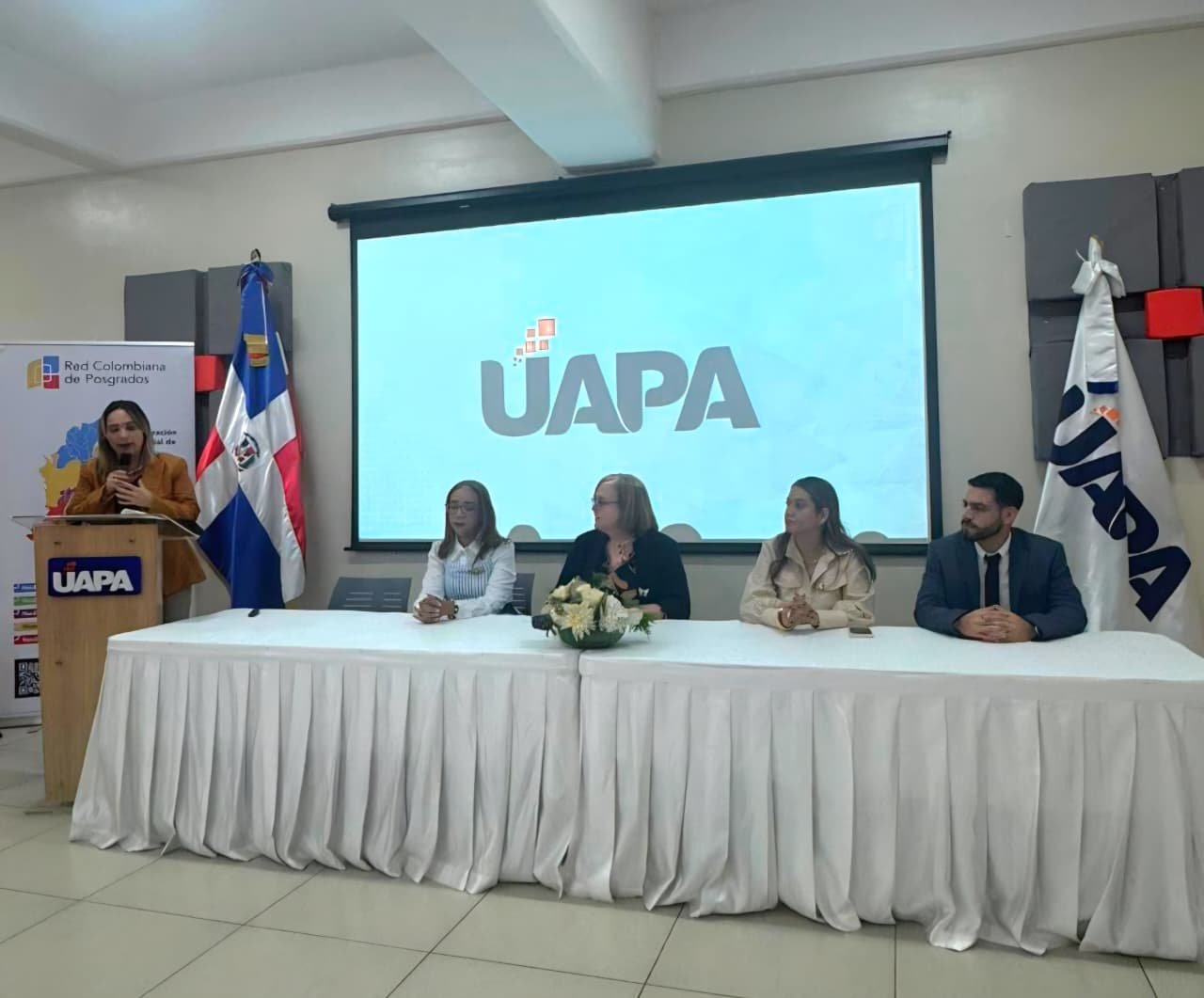 Mesa principal del acto con la Universidad Abierta para Adultos (UAPA)