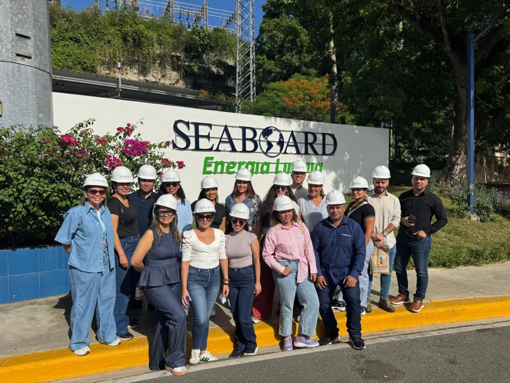 Delegación colombiana en la entrada de Seaboard Energía Limpia