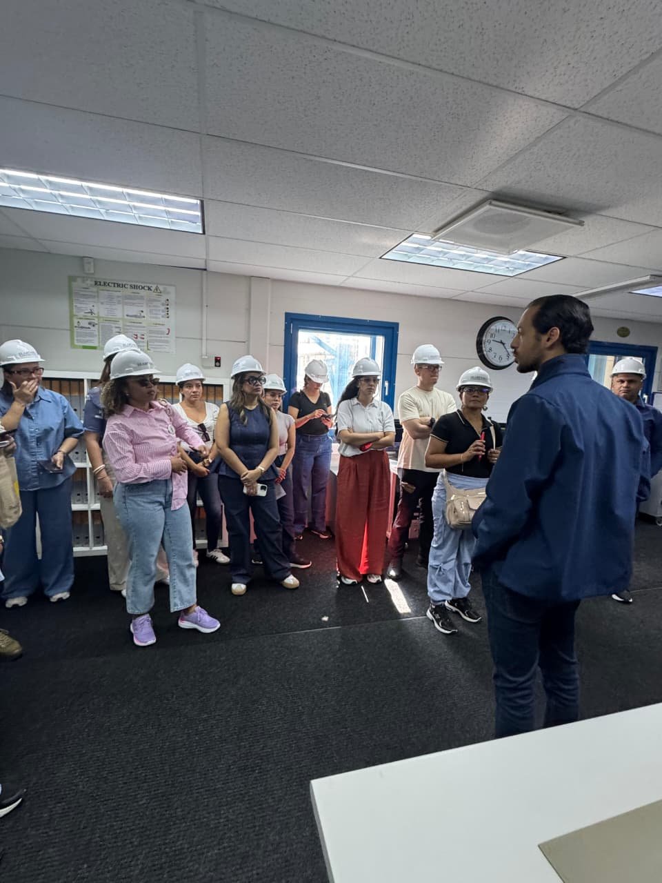 Charla de inducción a la delegación durante la visita a Seaboard