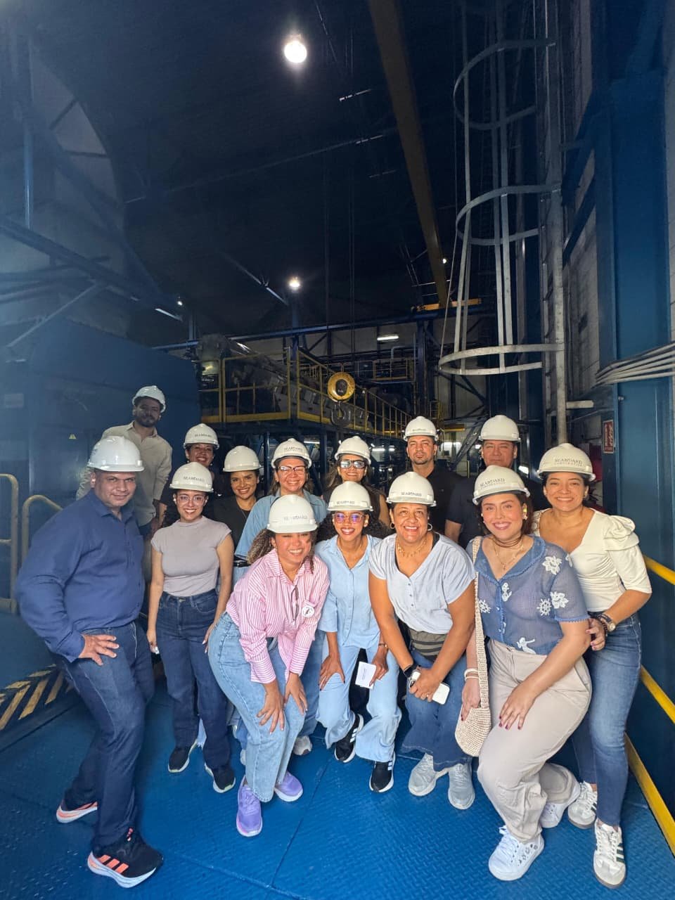 Participantes con casco de seguridad durante el recorrido por la planta de Seaboard