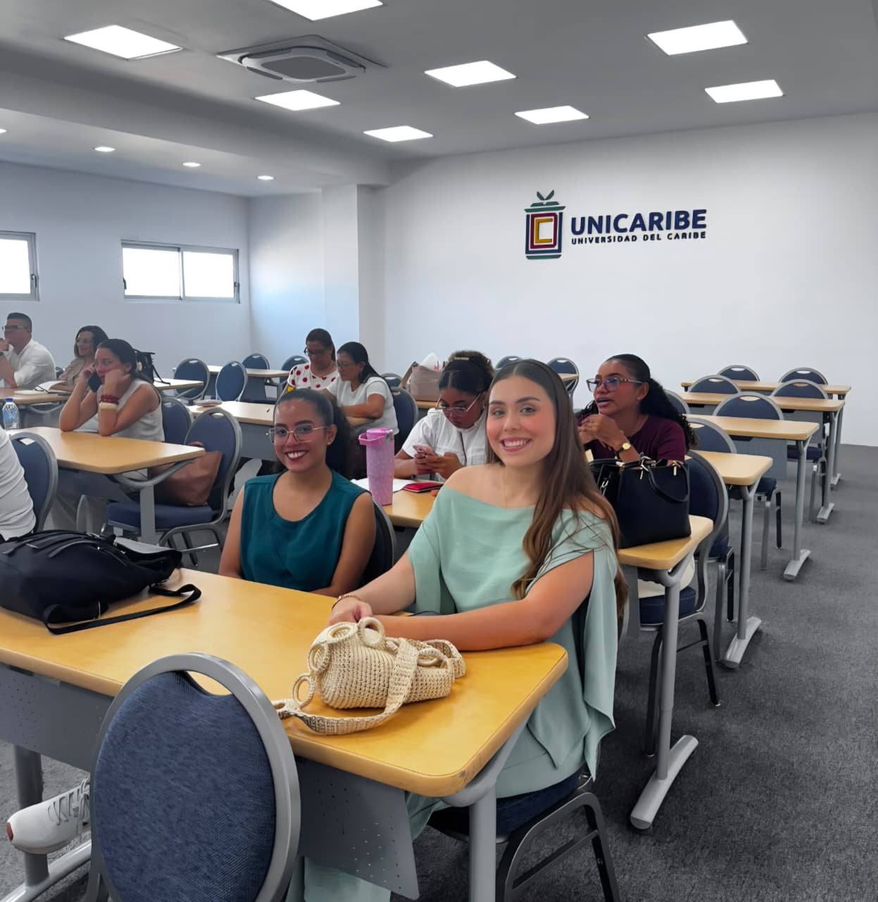 Estudiantes de la delegación colombiana en un aula de la Universidad del Caribe (UNICARIBE)